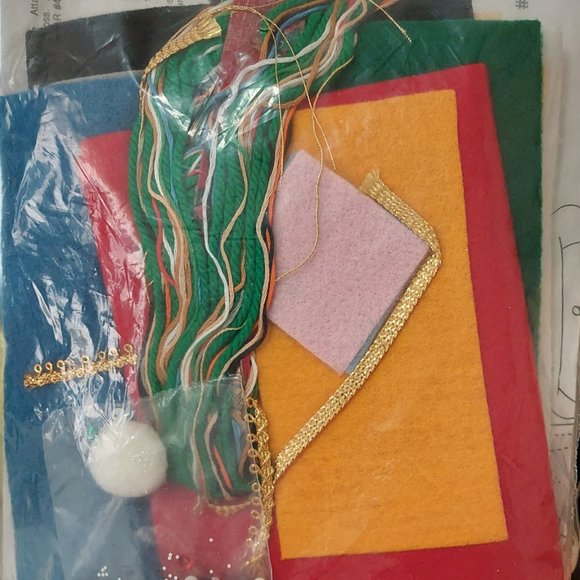 Felt Wall Hanging Kit Snowman and woodland friends Design Works AC1677 - Picture 2 of 2